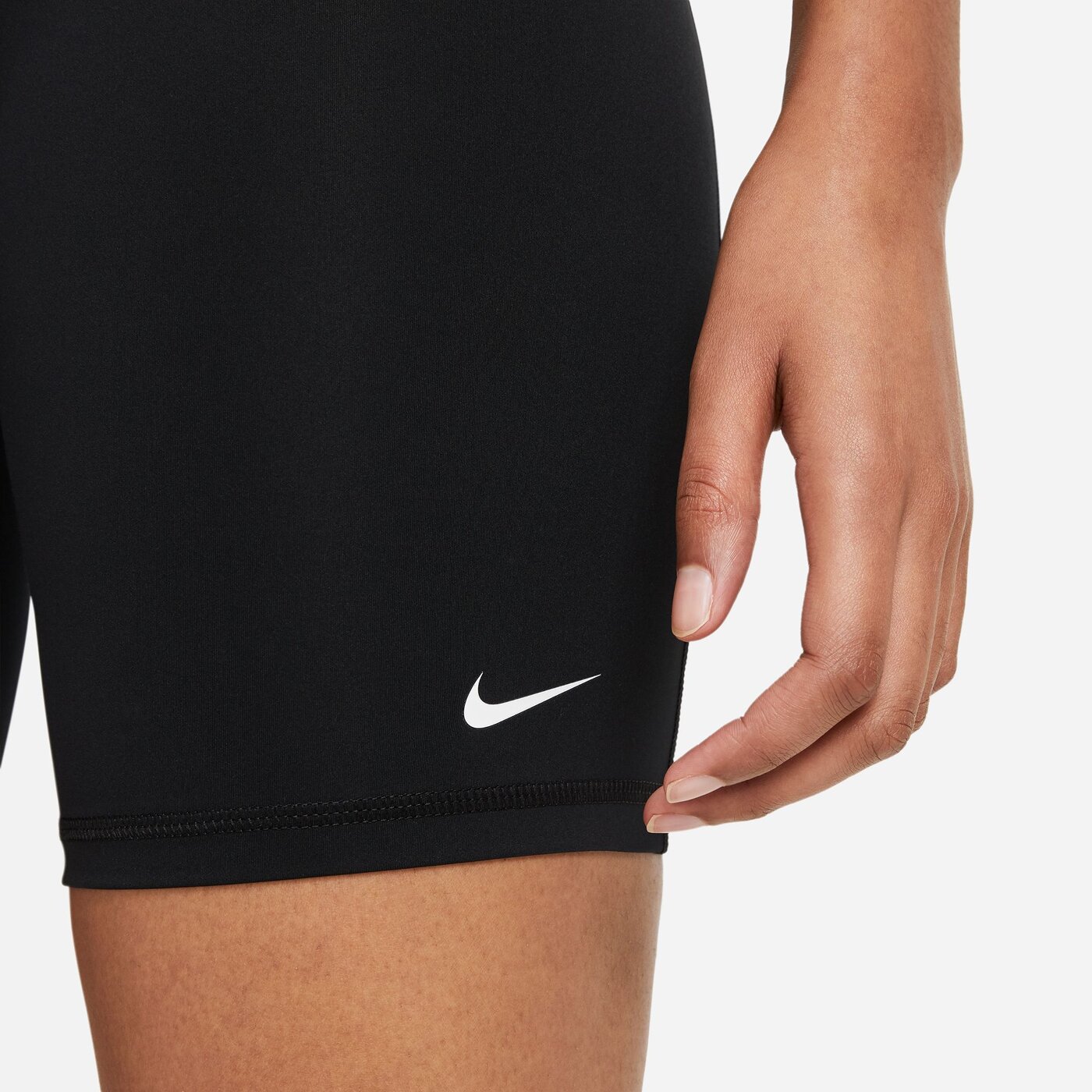 NIKE - W NP 365 SHORT 8IN BLACK/WHITE – Bild 5